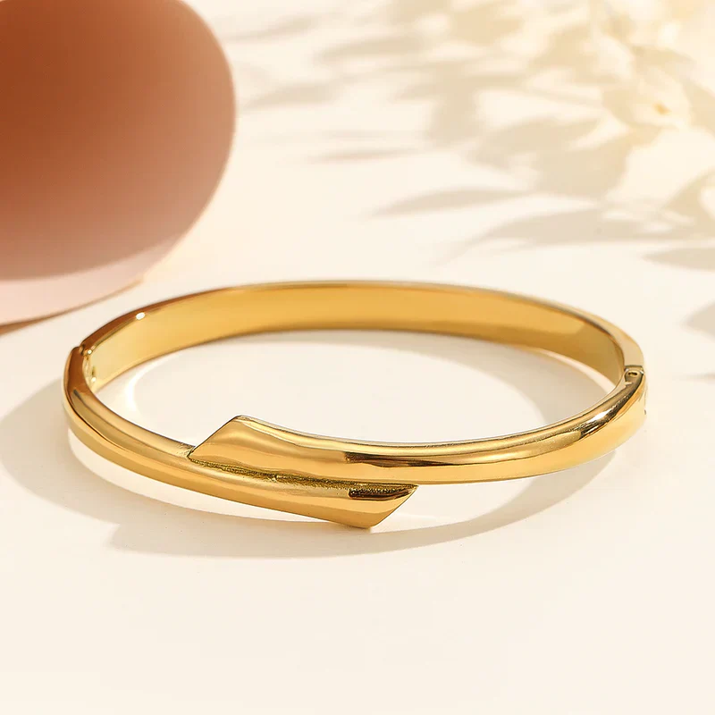 Luxe Angled Elegance Gold Bangle