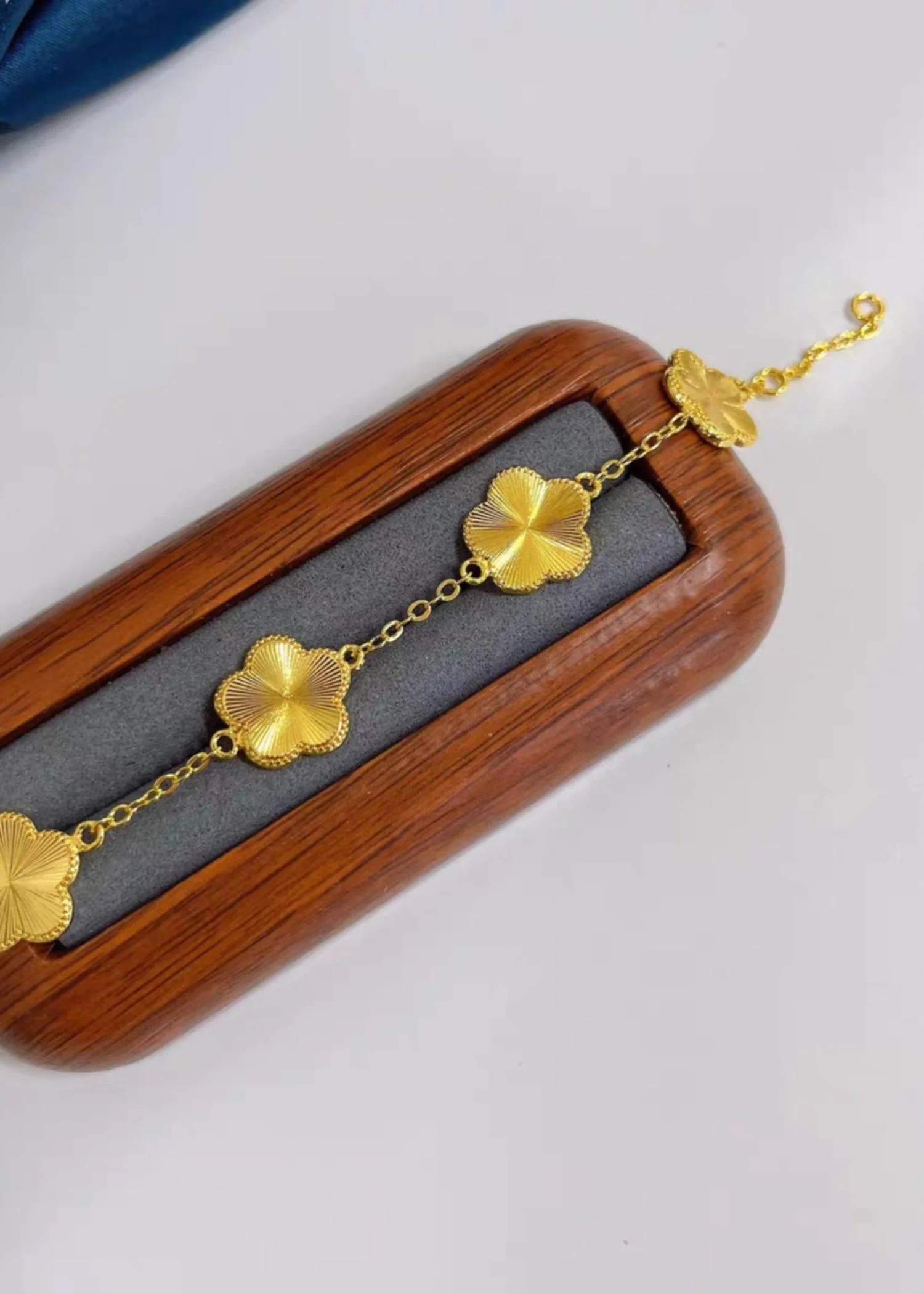 Golden flower chain bracelet