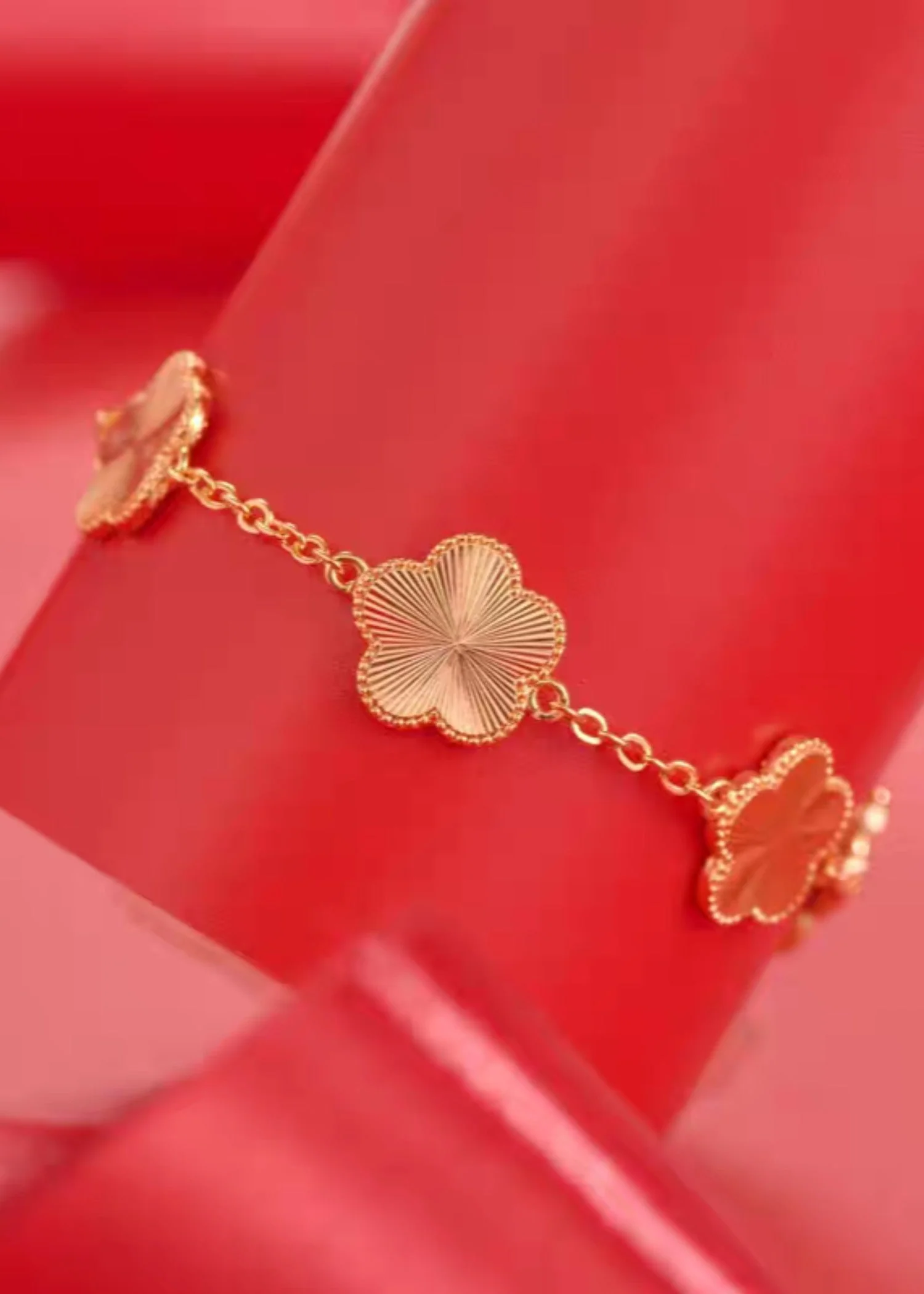 Golden flower chain bracelet