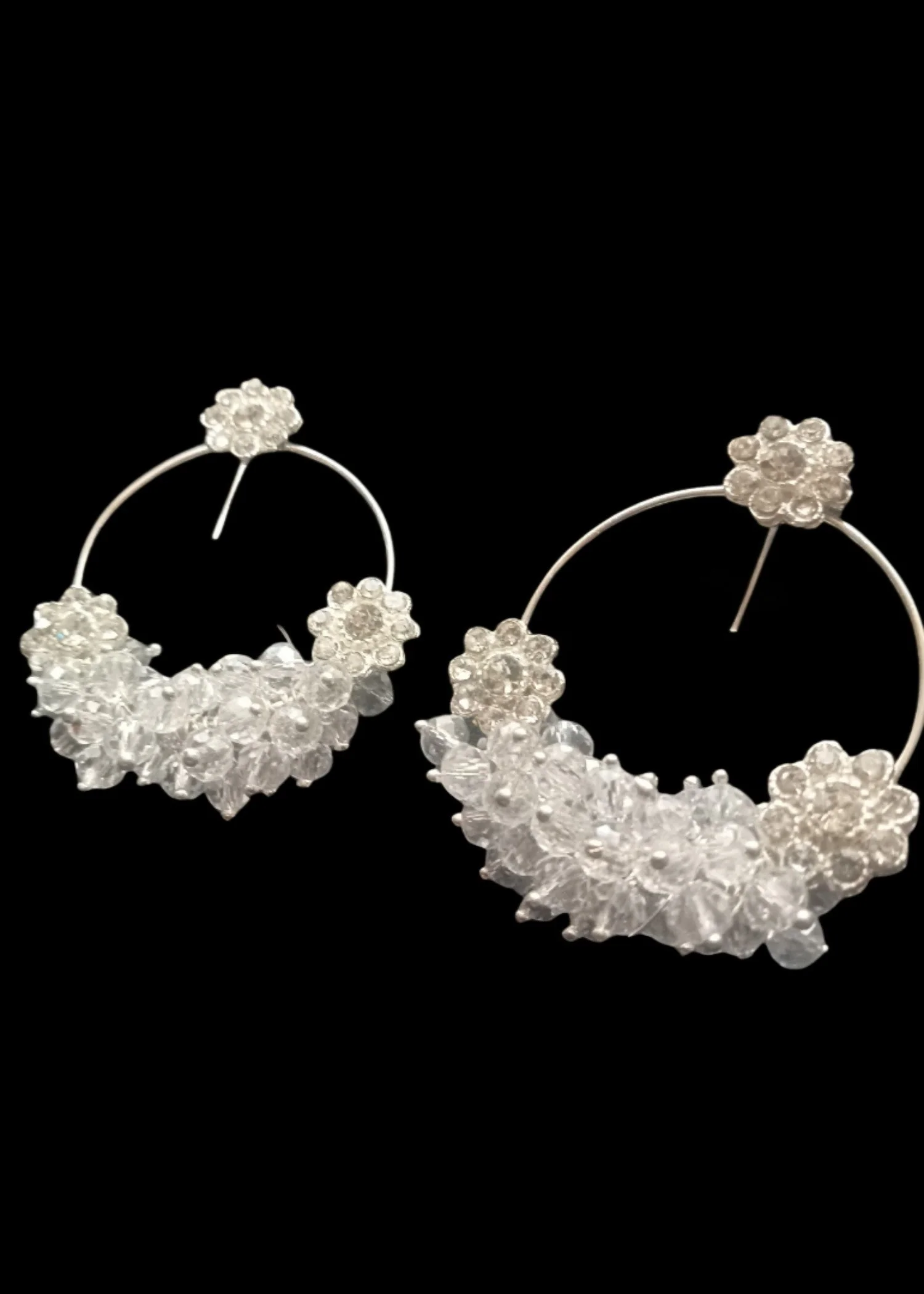Elegant Floral Hoop Earrings: A Delicate Touch of Sophistication