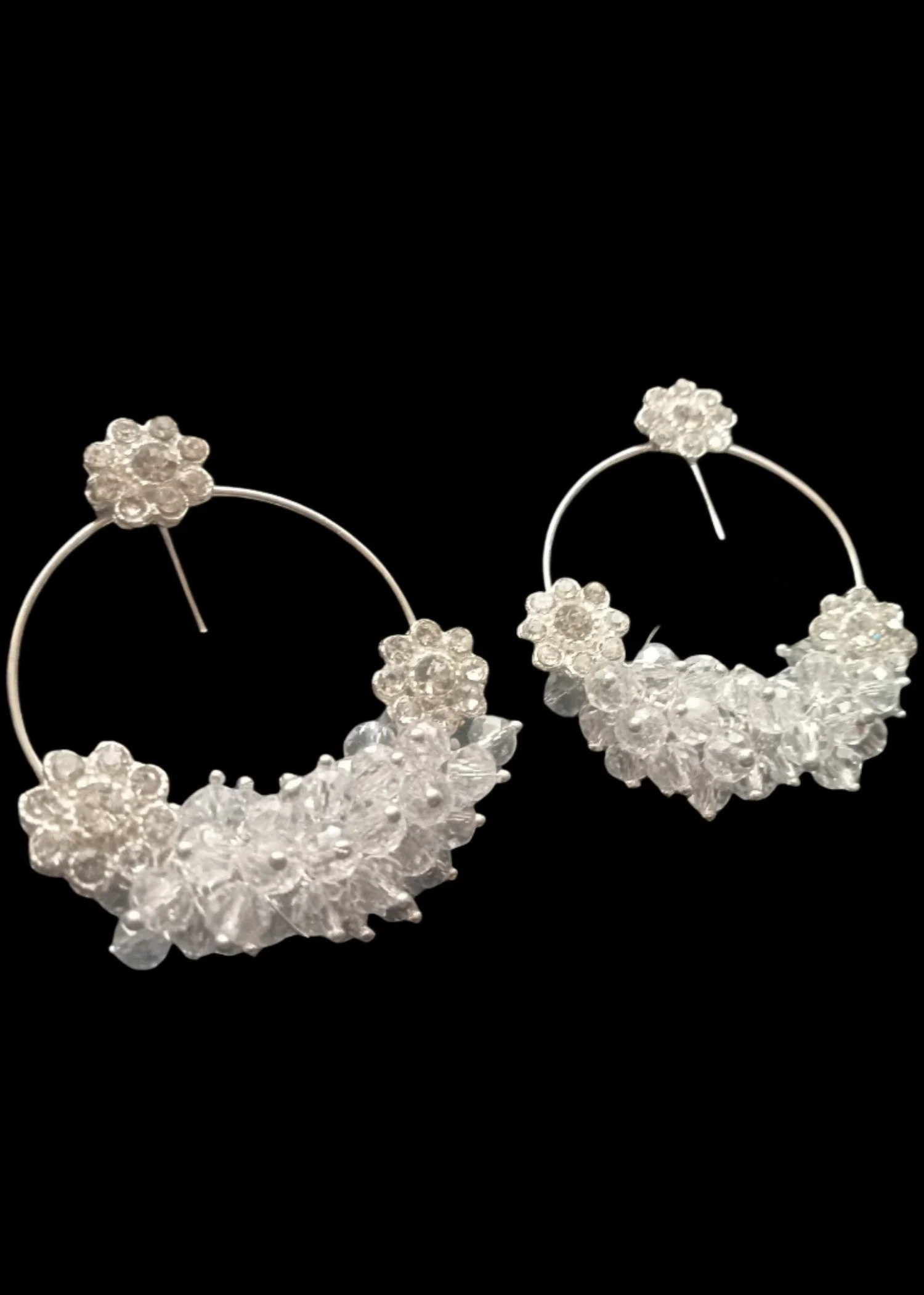 Elegant Floral Hoop Earrings: A Delicate Touch of Sophistication