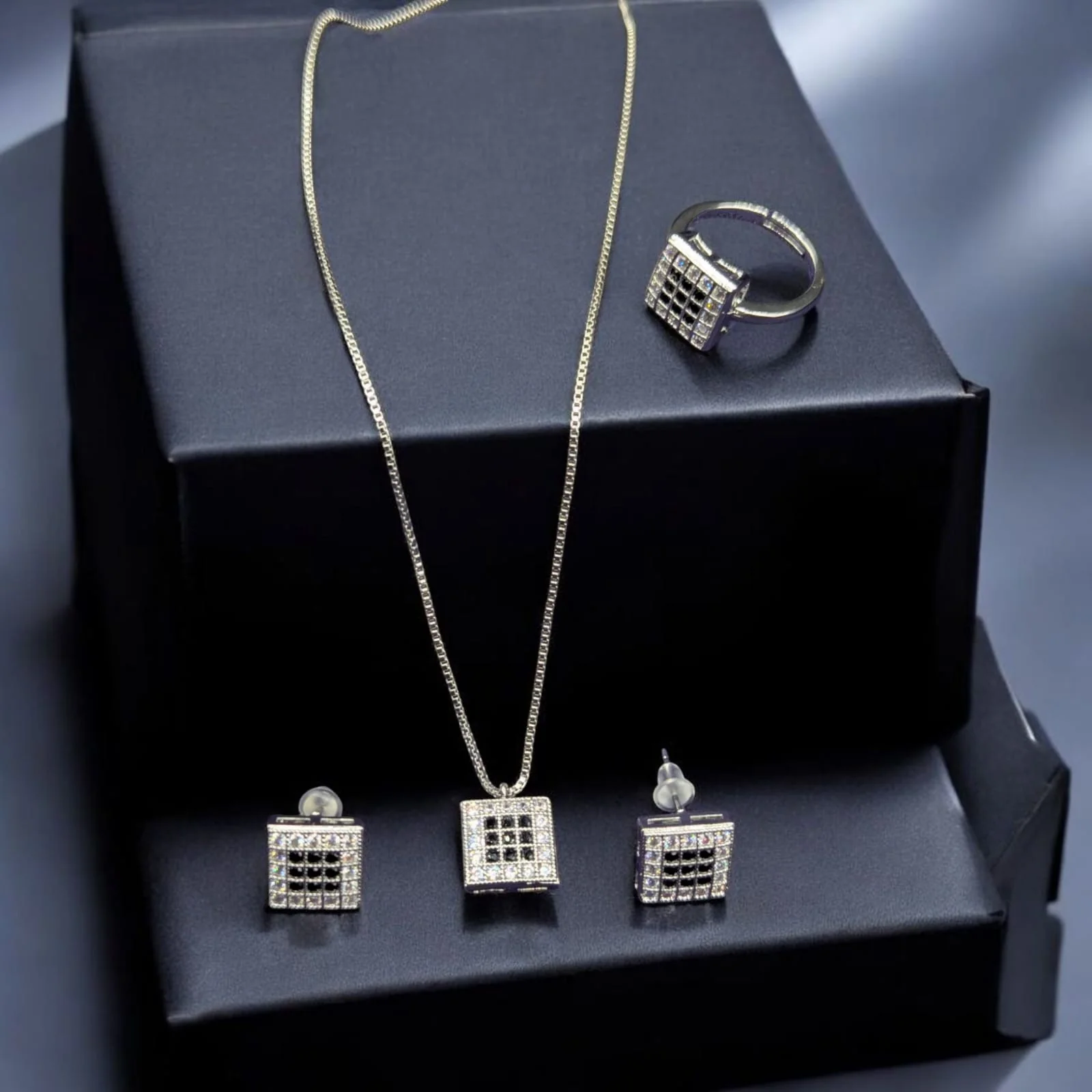 FK-0010 Noir Elegance – Square Black & Silver Jewelry Set