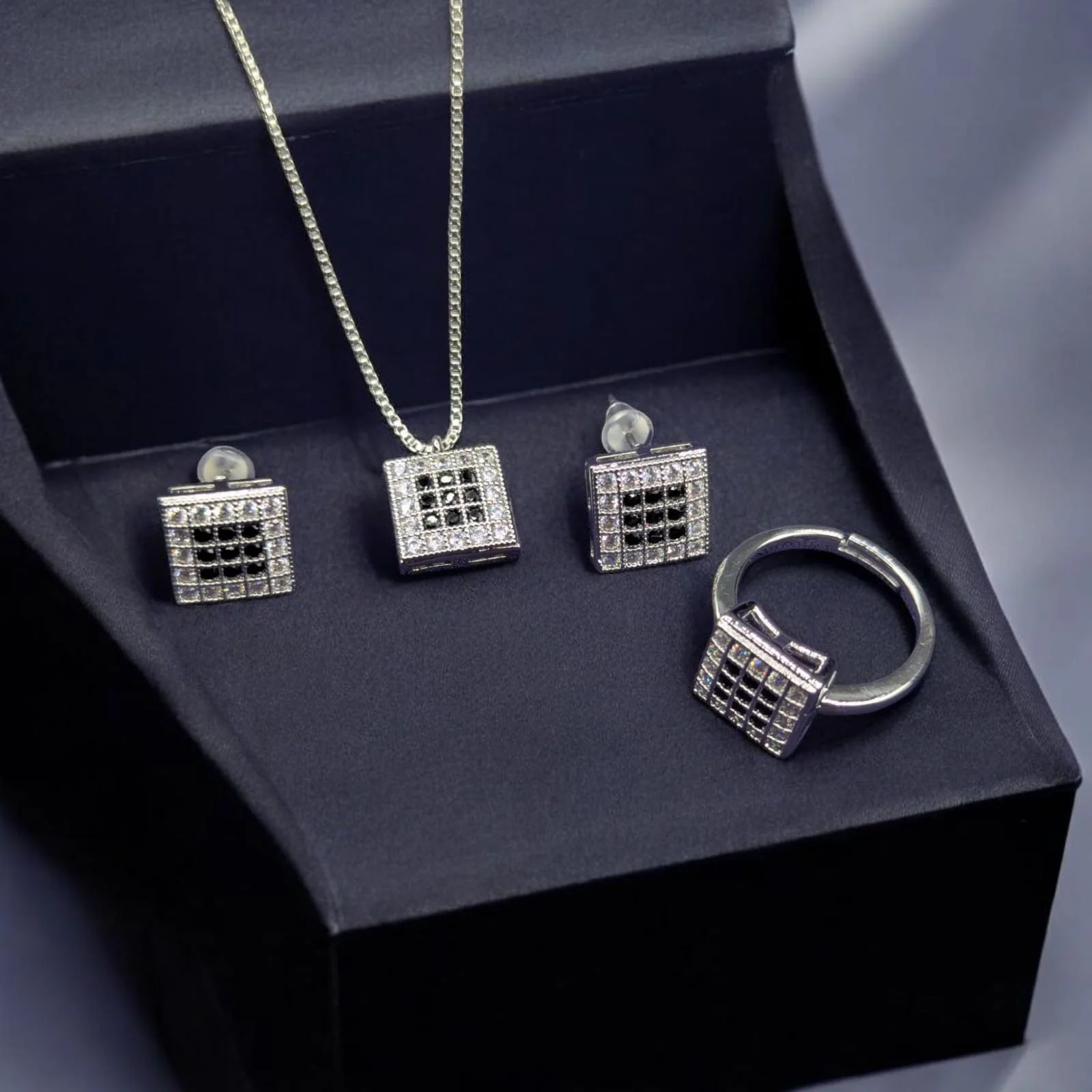 FK-0010 Noir Elegance – Square Black & Silver Jewelry Set